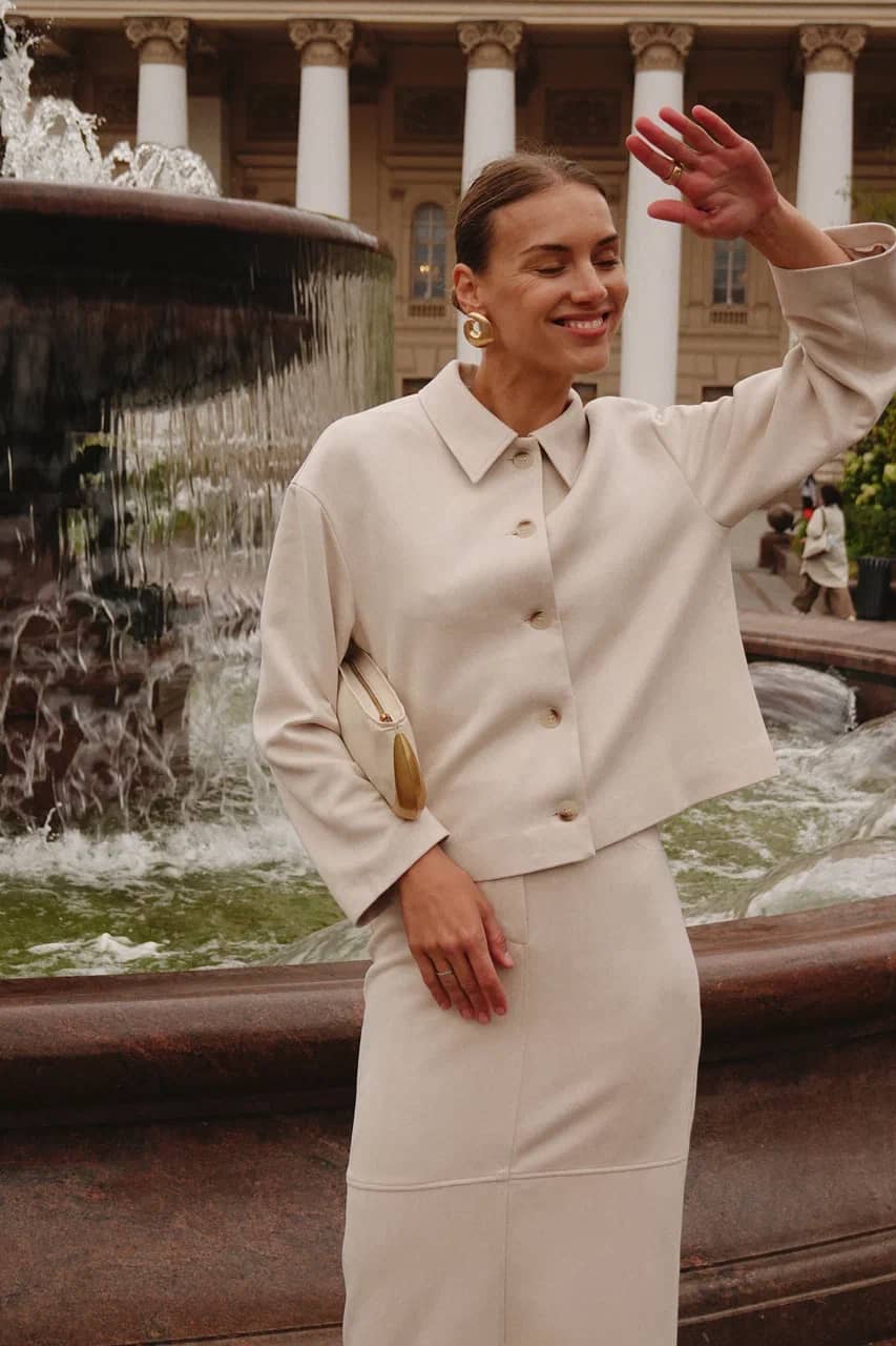 женский бежевый костюм с юбкой оптом